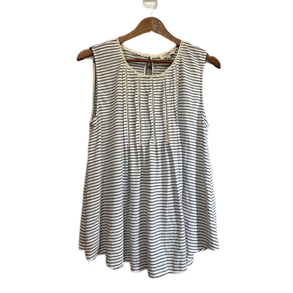 Umgee Sleeveless Blouse‎ Women Large Black White Excellent Crochet Pleated Top